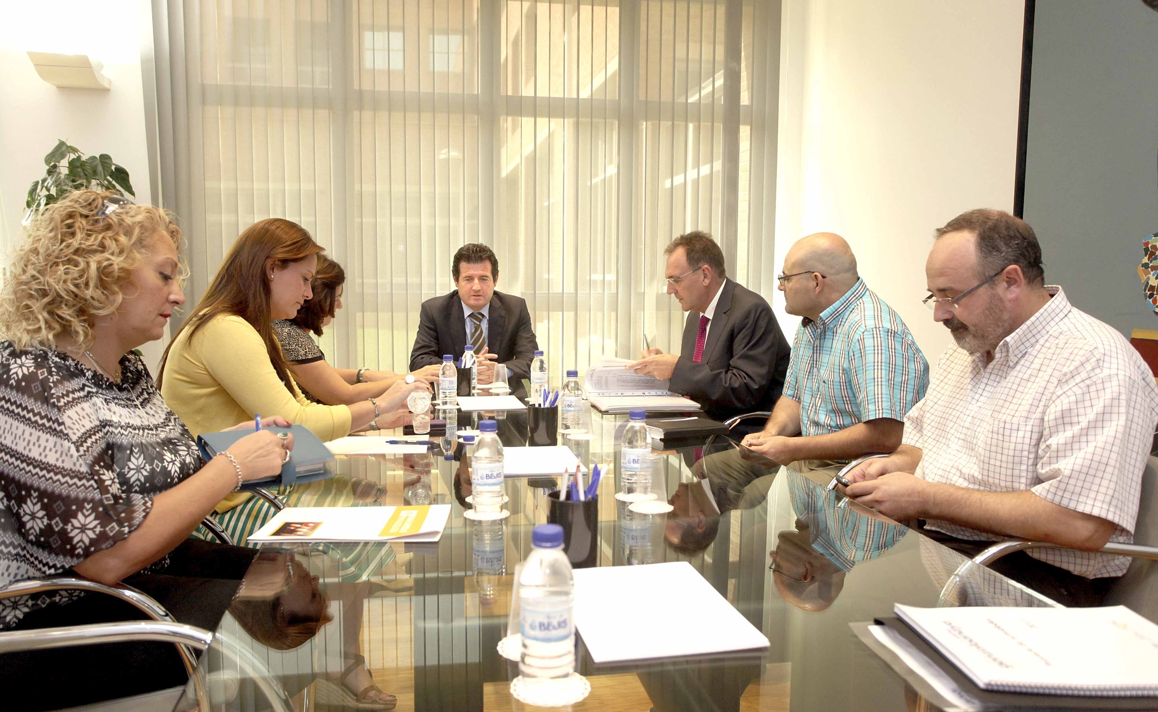 El conseller de Educación, Formación y Empleo, José Císcar, se han reunido esta tarde con representantes de la Confederación de Asociaciones de padres ´Gonzalo Anaya´ El conseller de Educación, Formación y Empleo, José Císcar, se han reunido esta tarde con representantes de la Confederación de Asociaciones de padres ´Gonzalo Anaya´
