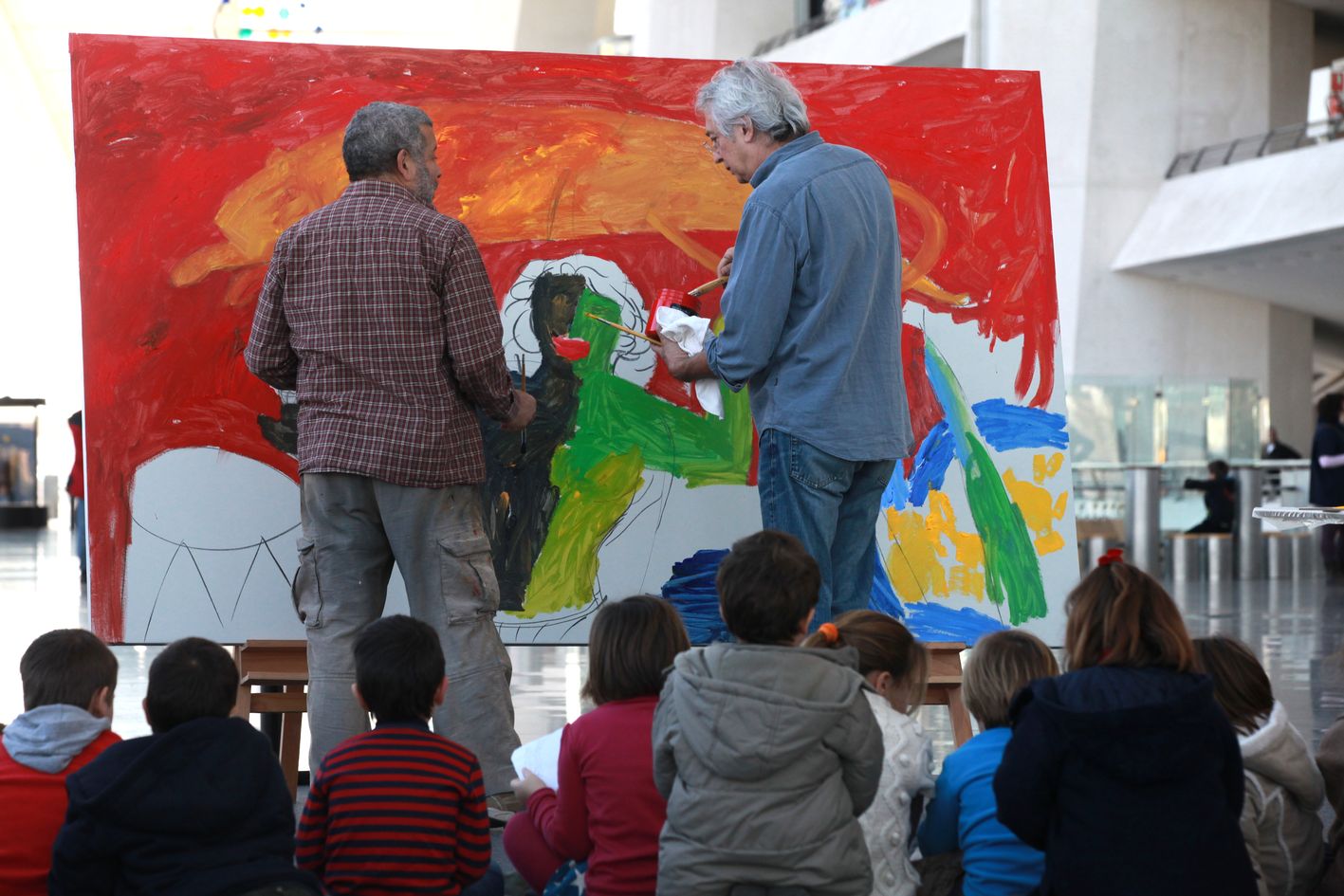 Los artistas Willy Ramos y Horacio Silva han pintado hoy a cuatro manos un cuadro  será donado a la Casa de la Caridad de Valencia