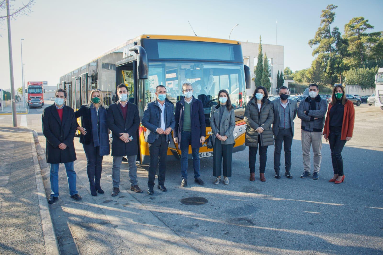 Arcadi España informa sobre el inicio del servicio de autobús lanzadera...
