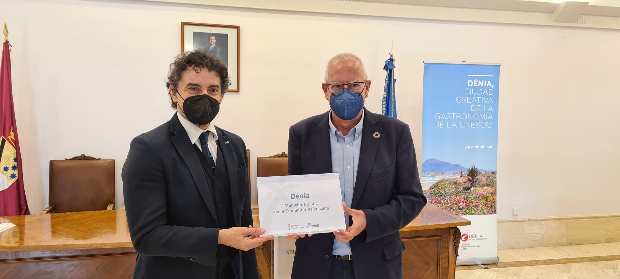 Colomer entrega el distintivo acreditativo de Municipio Turístico al Ayuntamiento de Dénia