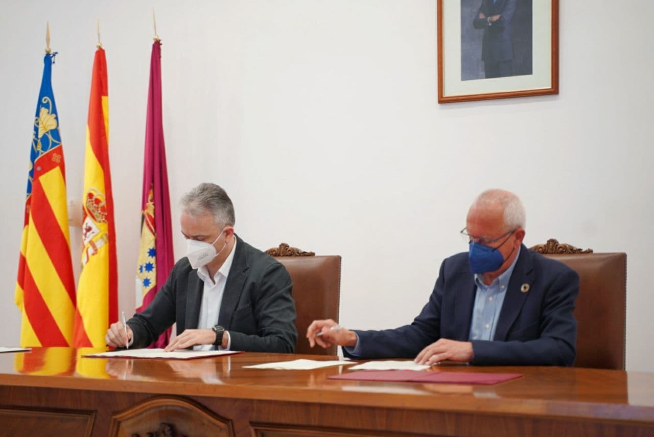 Héctor Illueca i l"alcalde de Dénia signen un conveni per a cedir a l"Ajuntament el dret del tanteig i el retracte per a la compra d"habitatges