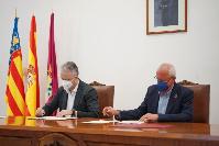 Héctor Illueca i l"alcalde de Dénia signen un conveni per a cedir a l"A...